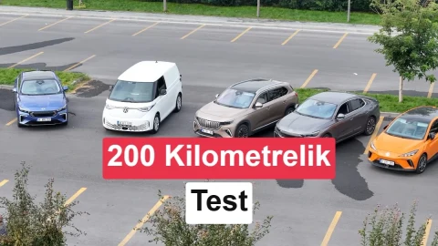 Uzun yol tüketim testine katılan elektrikli otomobiller açık bir otoparkta yan yana sıralanıyor