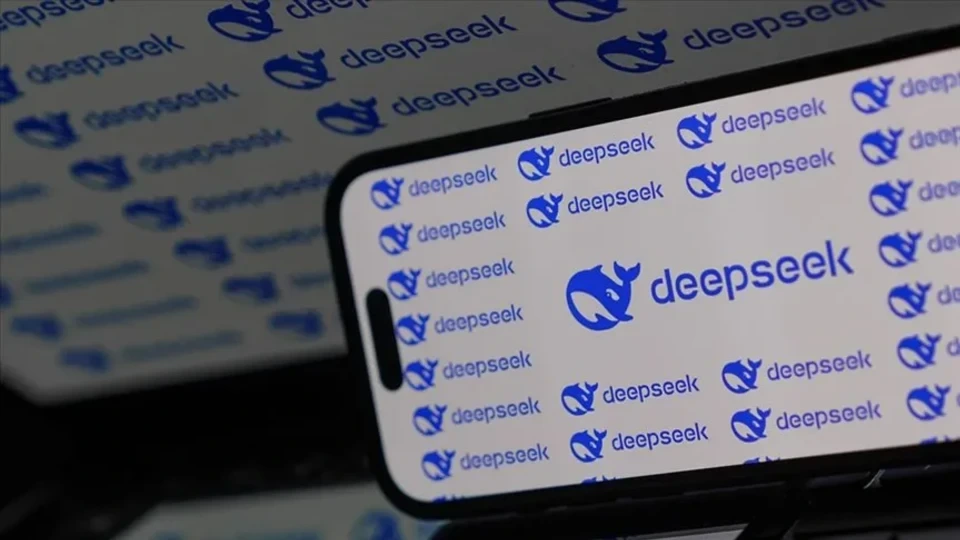 DeepSeek logosu bulunan bir akıllı telefon ekranı