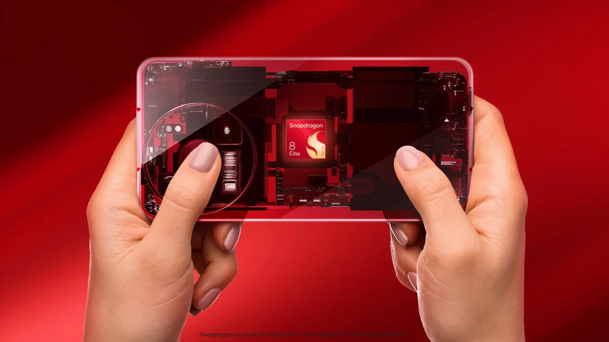 Kırmızı arka plan önünde Snapdragon işlemcili bir telefonu yatay tutan eller