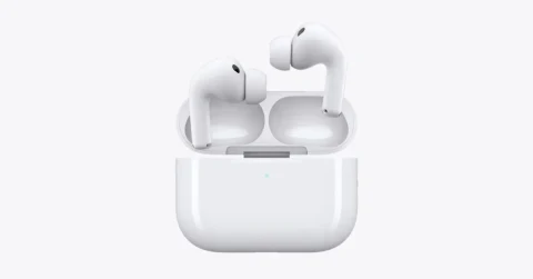 Beyaz AirPods Pro 3 kulaklıkları ve şarj kutusu