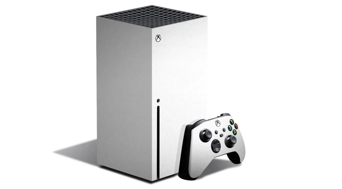 Xbox Series X konsolu ve kablosuz oyun kumandası