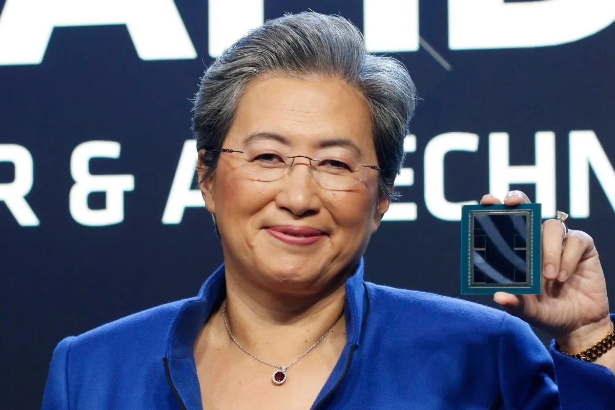 AMD CEO’su Lisa Su, elinde bir çip tutuyor