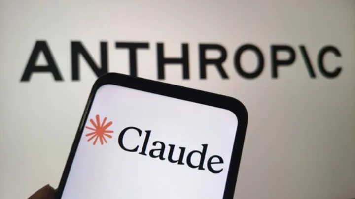 Bir kişinin elinde tuttuğu telefonda Claude logosu görüntüleniyor.