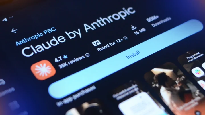 Bir mobil uygulama mağazası ekranında Claude by Anthropic uygulaması