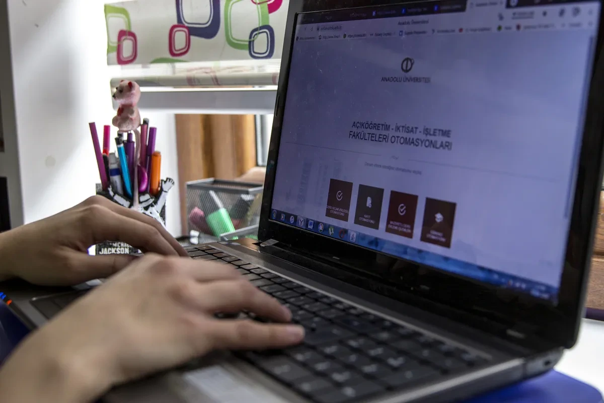 Dizüstü bilgisayardan Anadolu Üniversitesi Açıköğretim Fakültesi öğrenci ekranına erişen kişi