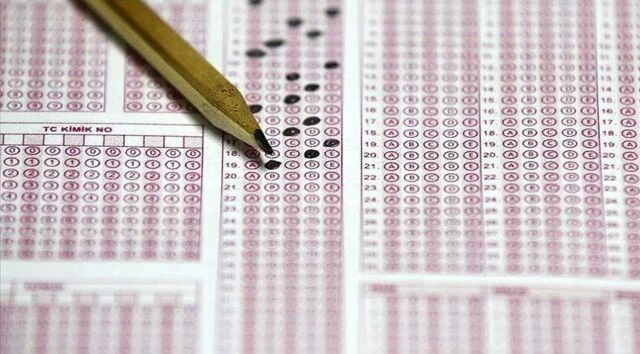 Kalemle işaretlenmiş çoktan seçmeli sınav cevap kâğıtları