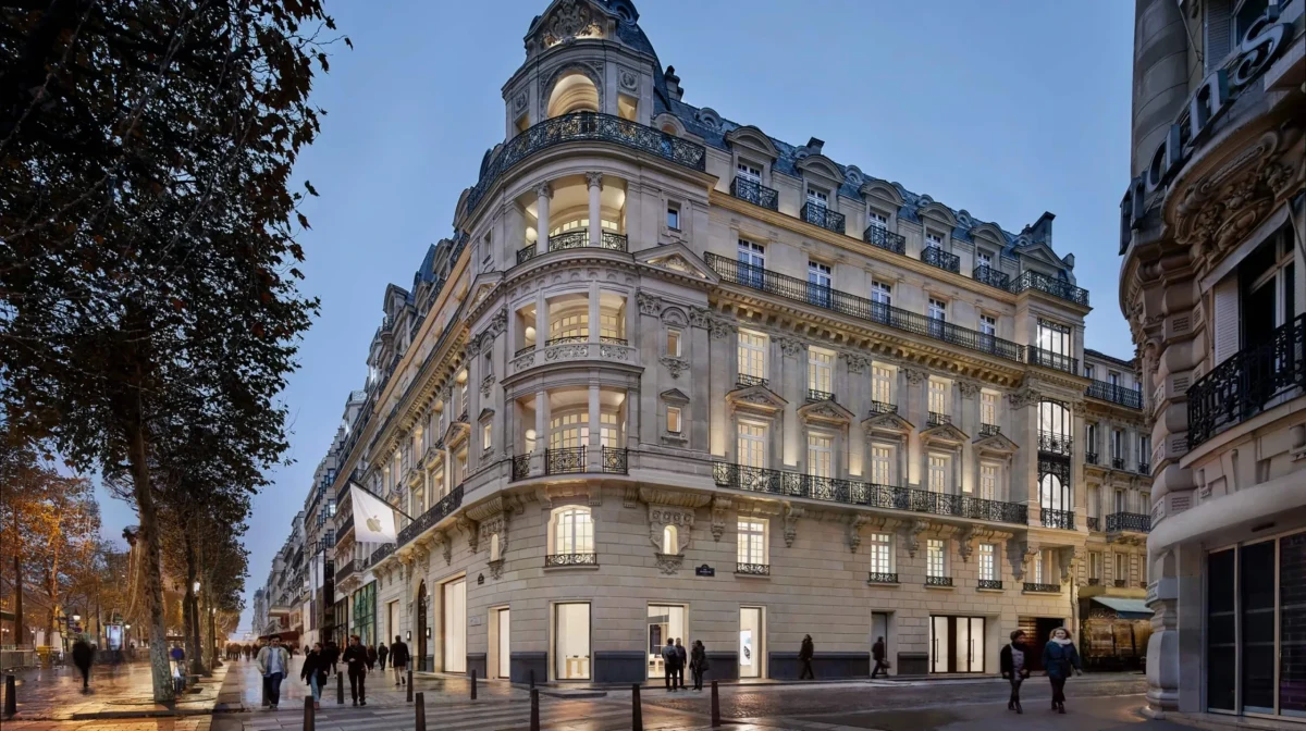 Paris’te aydınlatılmış bir Apple mağazasının bulunduğu köşe bina ve çevresindeki sokak
