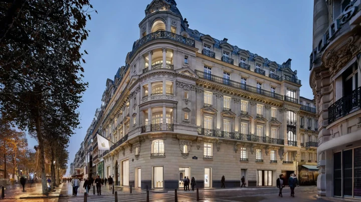 Paris’te aydınlatılmış bir Apple mağazasının bulunduğu köşe bina ve çevresindeki sokak