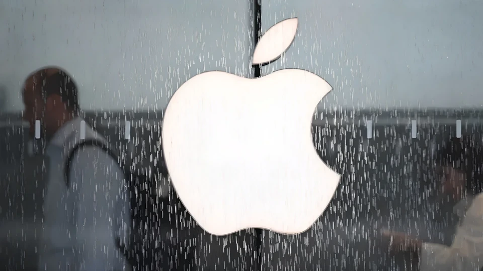 Cam yüzey üzerinde yansıyan Apple logosu
