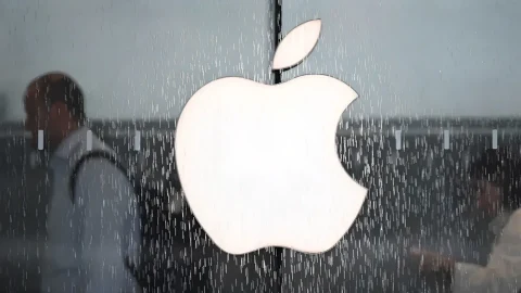 Cam yüzey üzerinde yansıyan Apple logosu