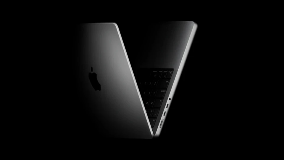 Karanlık fonda açık konumda duran Apple dizüstü bilgisayar