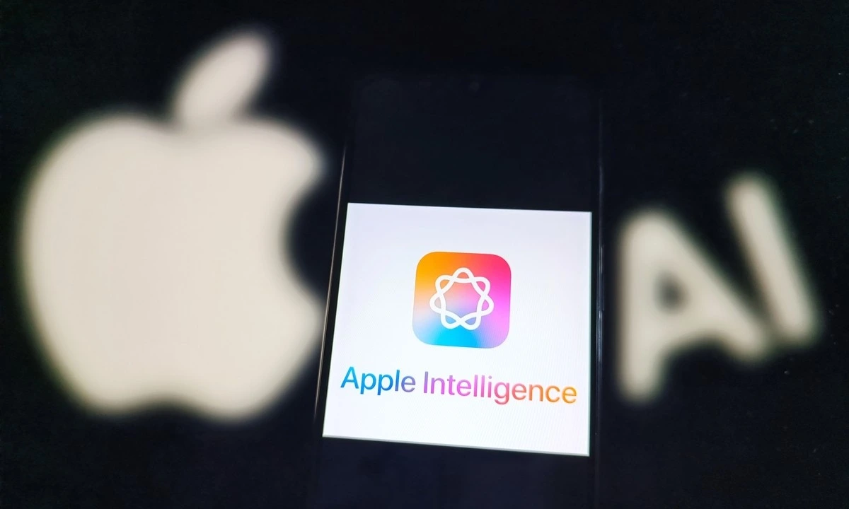 Apple Intelligence simgesi bulunan telefon ekranı ve arka planda Apple logosu