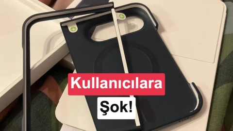 iPhone Duo için hazırlanan iki parçalı kılıfın iç yüzeyleri ve yapışkan şeritleri