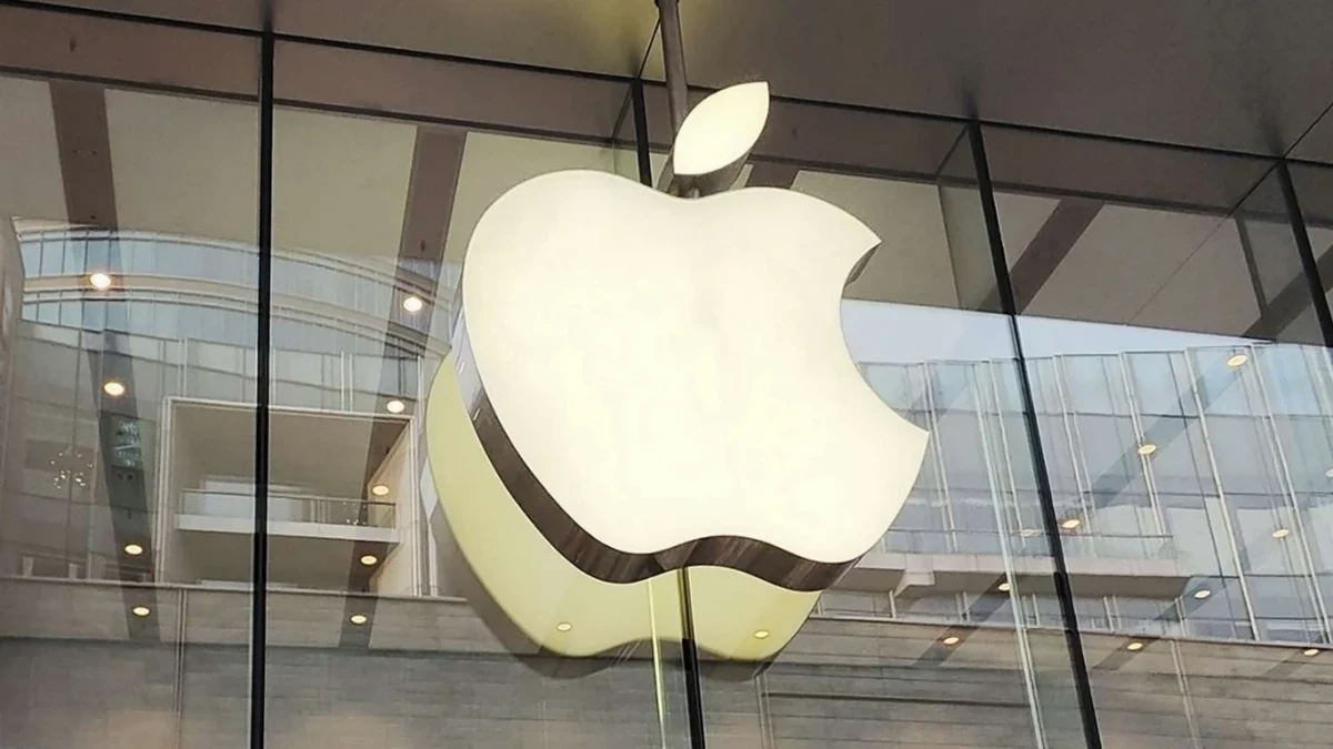 Cam cepheli bir binanın önünde görülen Apple logosu