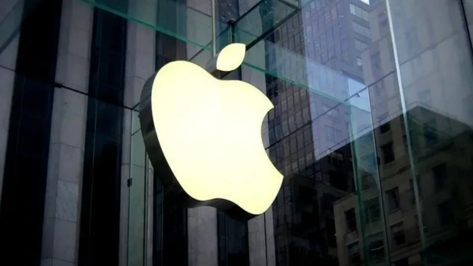 Cam cepheli bir binada ışıklı Apple logosu
