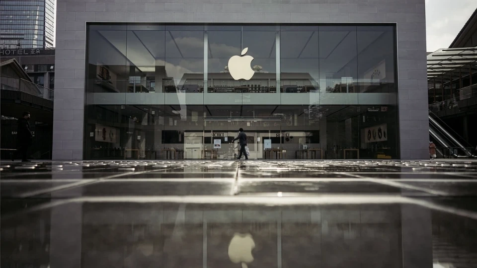 Apple logosunun bulunduğu cam cepheli bir mağaza binası
