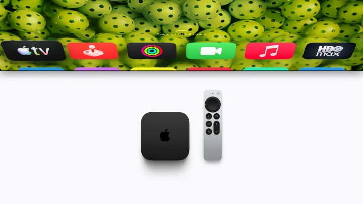 Siyah Apple TV 4K cihazı ve Siri Remote kumandası