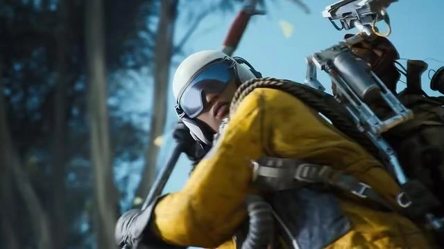 Arc Raiders'ta sarı kıyafetli bir karakter ve arkasında mekanik ekipman