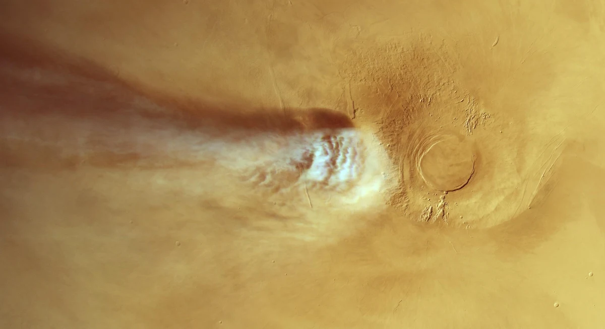Mars yüzeyinde Arsia Mons’un batısına doğru uzanan beyaz bulut