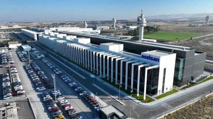 ASELSAN yazısının bulunduğu modern üretim tesisi ve önündeki otopark