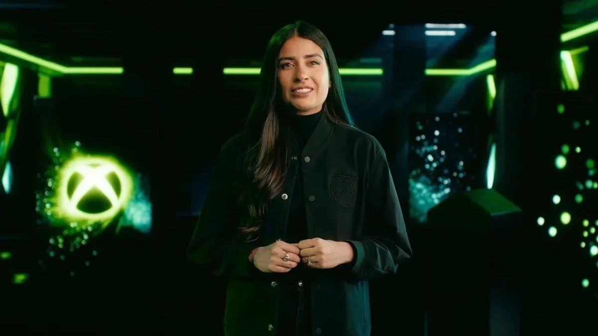 Xbox logosunun önünde duran Asha Sharma