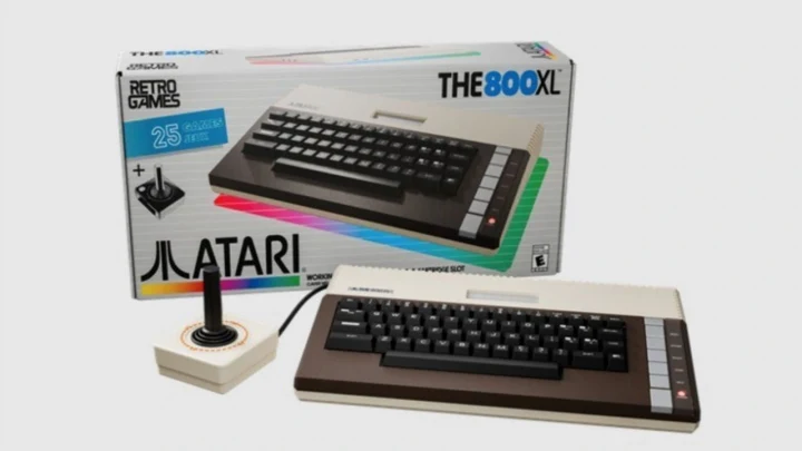 Yeni Atari 800XL bilgisayarı ve kutusu, yanında joystick ile birlikte sergileniyor