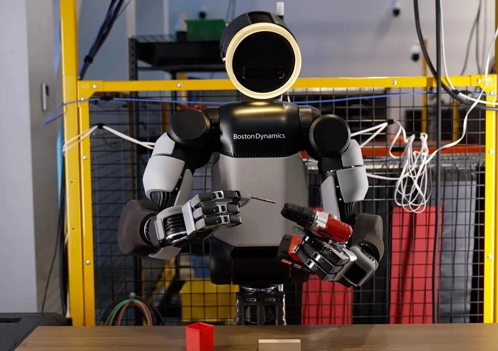 Boston Dynamics Atlas robotu yeni elleriyle matkap tutuyor