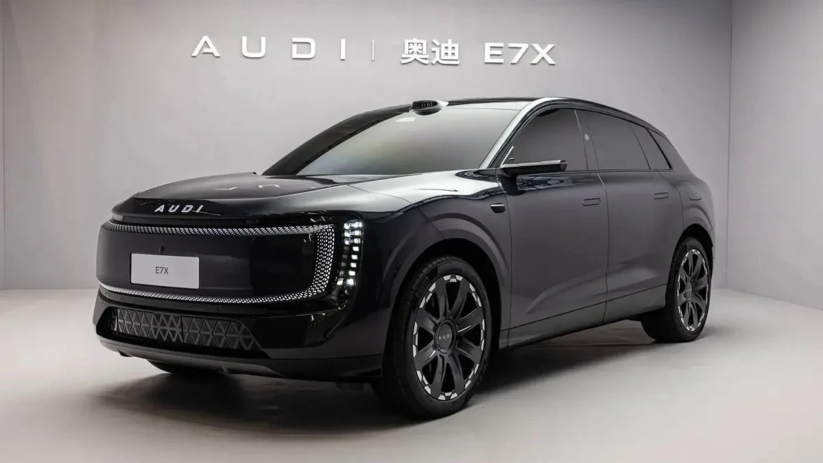 Gri AUDI E7X SUV, stüdyo ortamında önden ve yandan görüntüleniyor