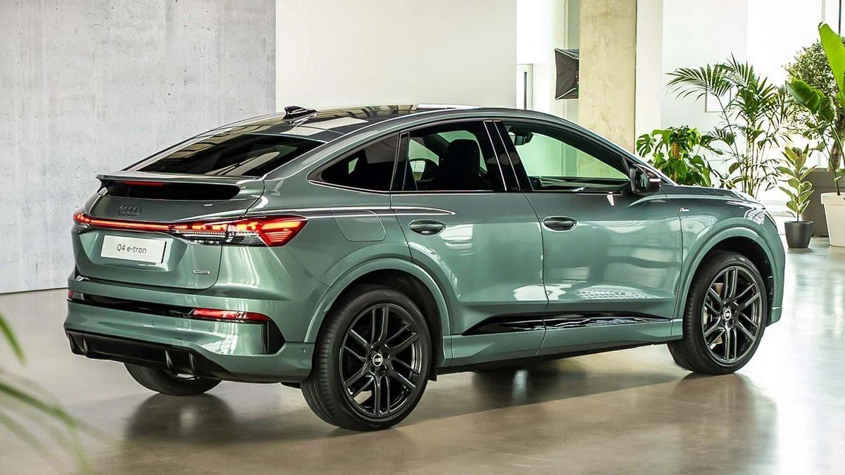 Yeşil Audi Q4 e-tron Sportback’in arkadan ve yandan görünümü