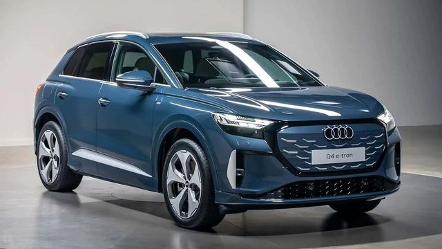Mavi Audi Q4 e-tron elektrikli SUV’nin önden ve yandan görünümü