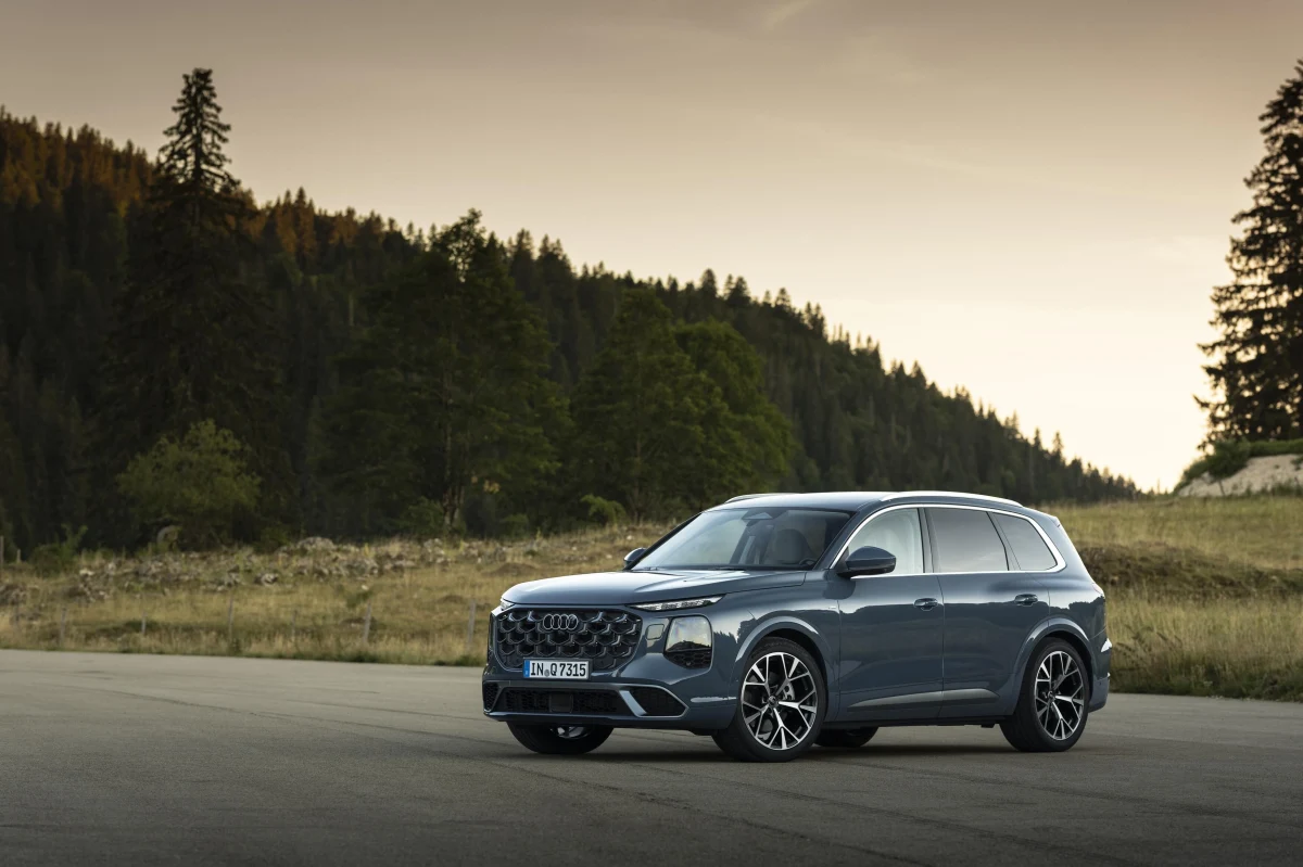 Audi Q7, ağaçlık bir alanın önündeki açık zeminde park hâlinde
