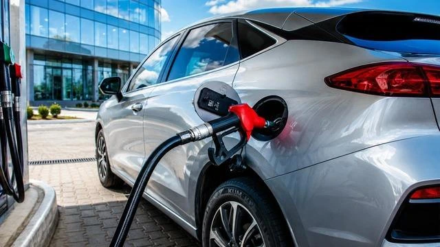 Benzin istasyonunda yakıt ikmali yapılan gümüş renkli otomobil