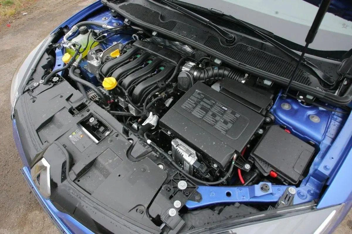 Kaputu açık otomobilde motor ve çevresindeki parçalar