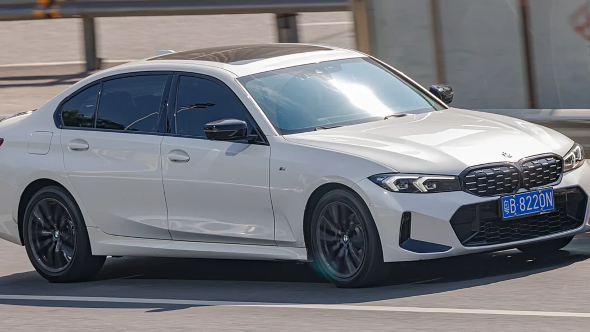 Beyaz BMW 3 Serisi sedan