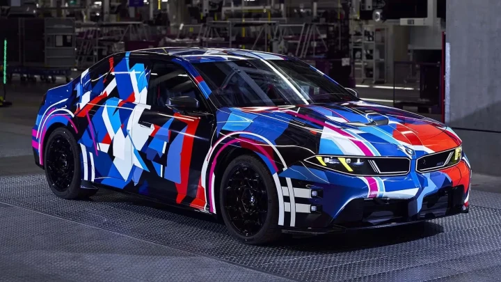 Kamuflajlı BMW elektrikli M3 prototipi fabrika içinde