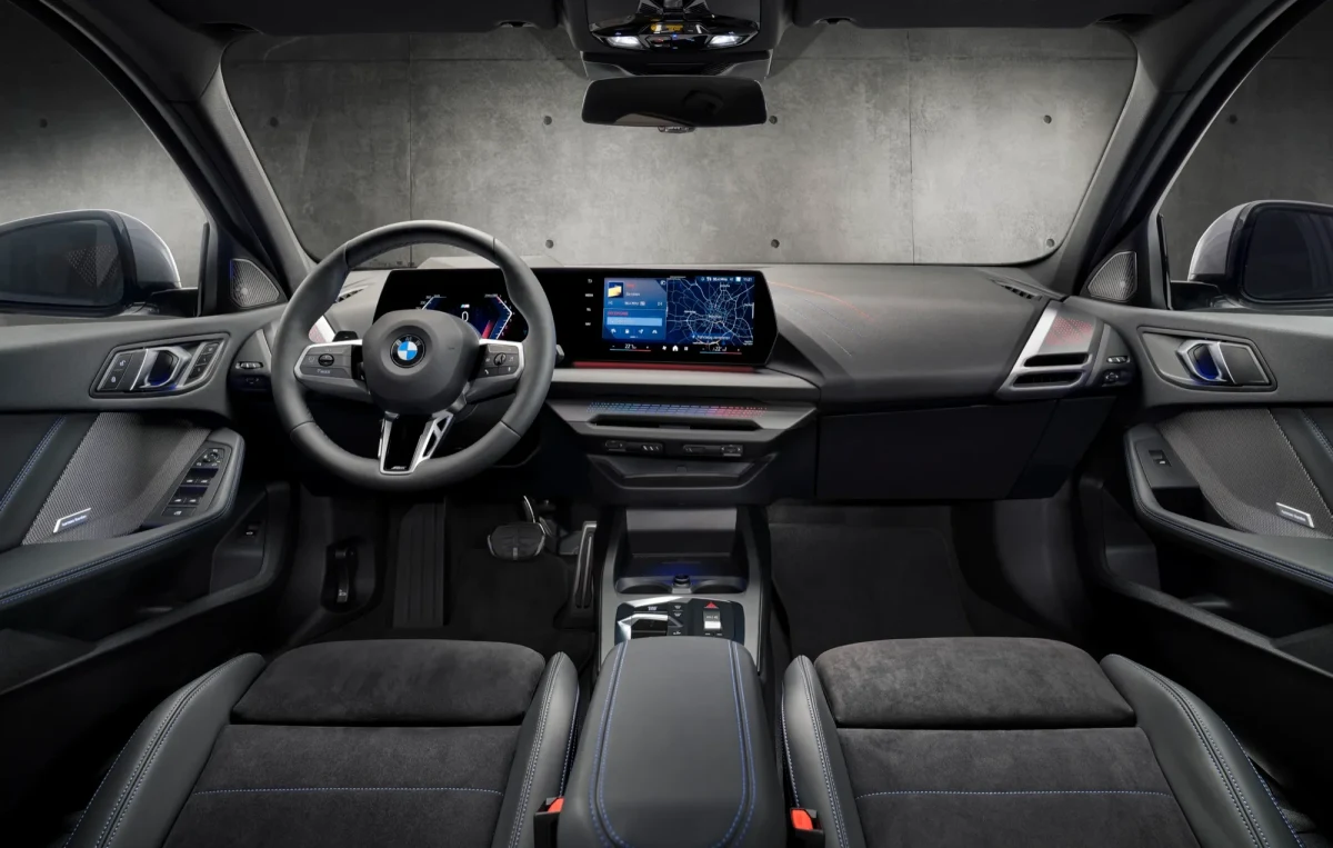 BMW otomobilinin ön koltukları, direksiyon simidi ve kokpit ekranları