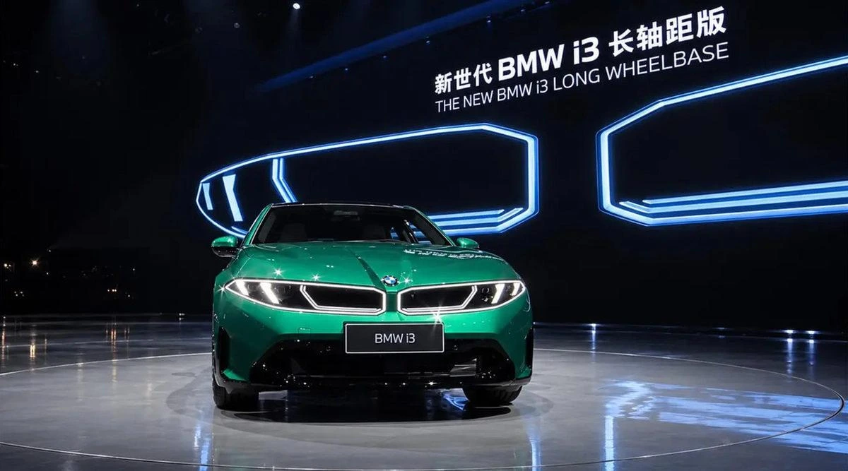 Sahne üzerinde önden görünen yeşil BMW i3