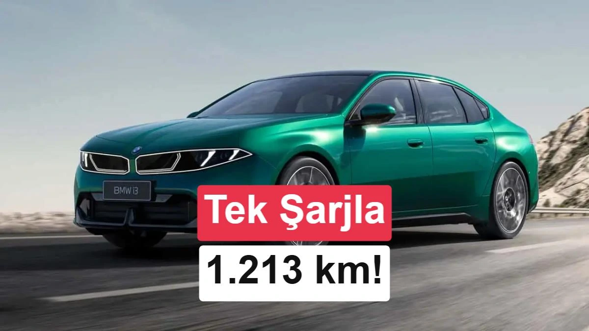 Mavi BMW i3, dağlık bir yol üzerinde ilerliyor