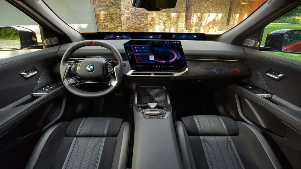 BMW iX4’ün dijital ekranlı kokpiti ve ön koltukları