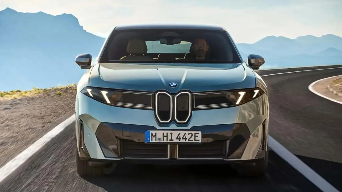 BMW iX4’ün ön görünümü ve geniş ön ızgarası