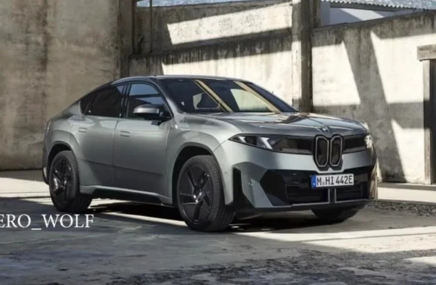 Gri BMW iX4’ün önden ve yandan görünümü; araç eğimli tavanlı coupe-SUV gövdesiyle dış mekânda duruyor