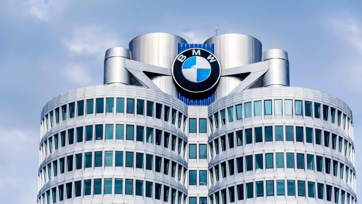 BMW logosunun yer aldığı şirket binasının cephesi