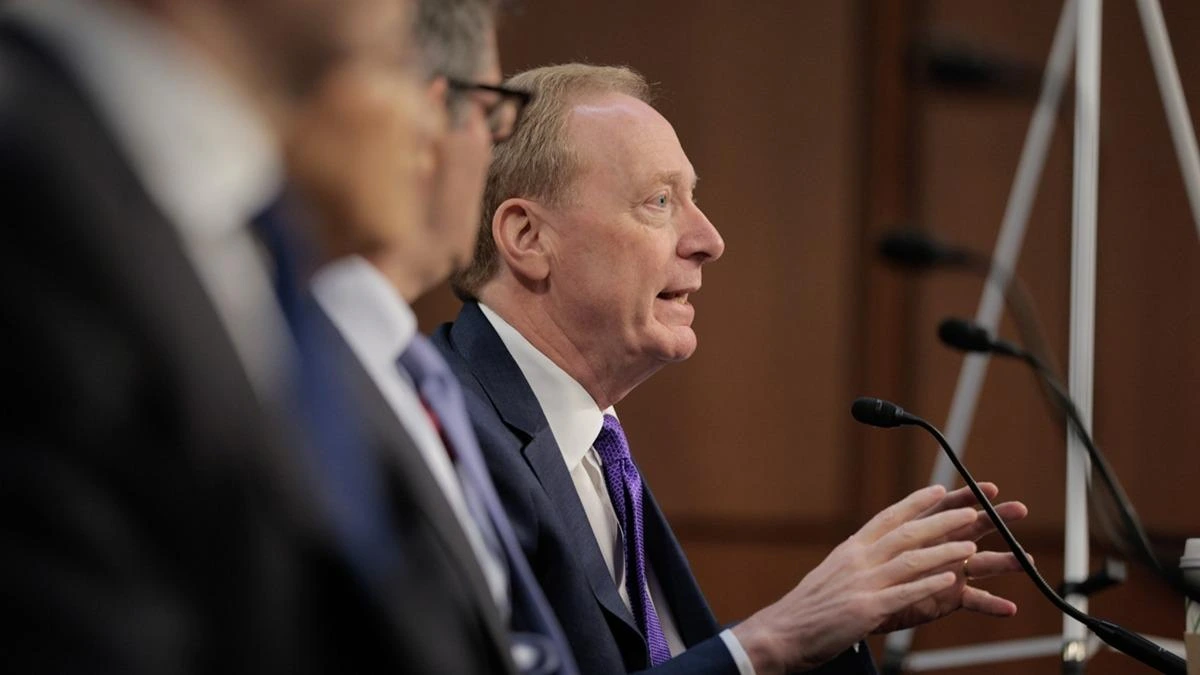 Microsoft Başkanı Brad Smith mikrofon önünde konuşuyor
