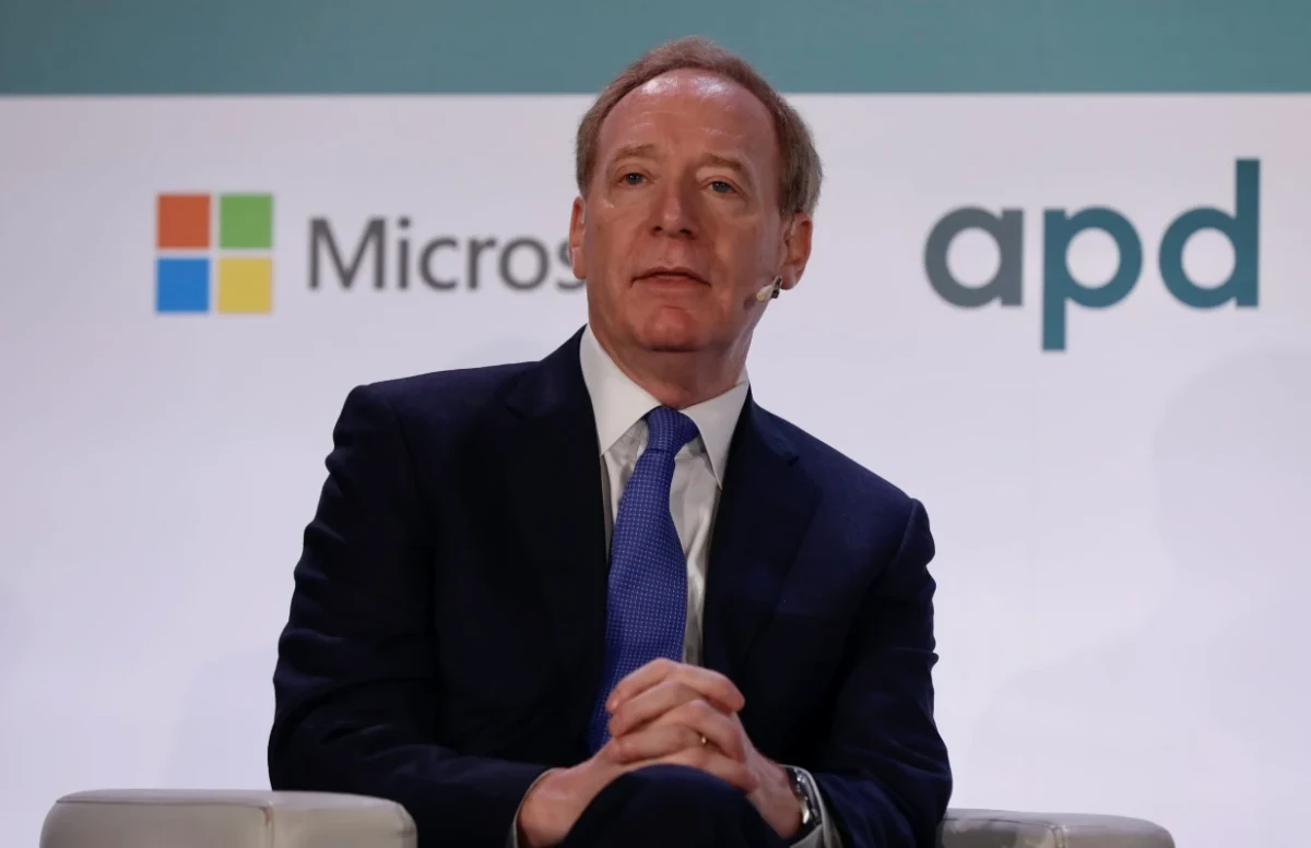 Microsoft Başkanı Brad Smith bir etkinlikte otururken