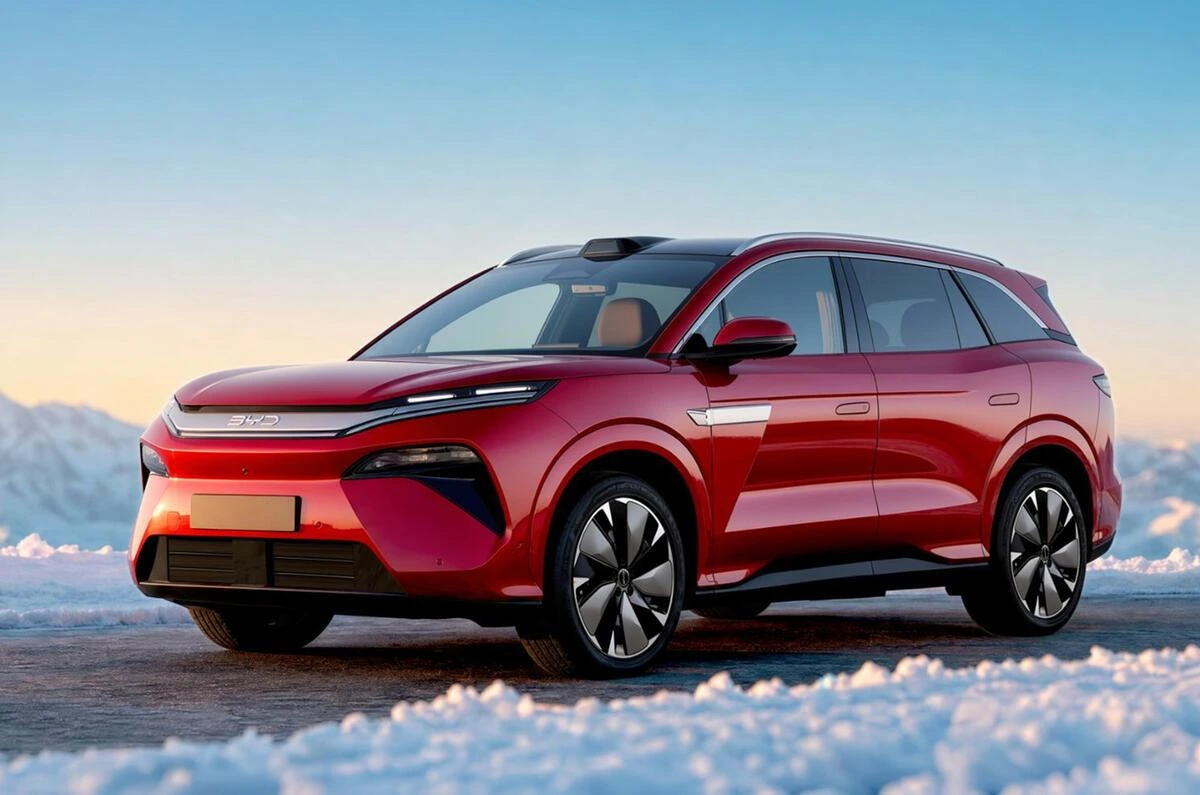 Kırmızı BYD Atto 8’in önden ve yandan görünümü