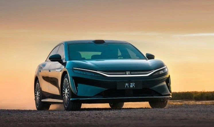 Gün batımı ışığında önden görünen BYD DaHan sedan
