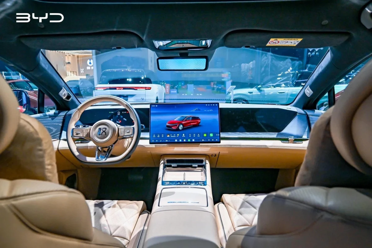 BYD Great Han modelinin ön koltukları, direksiyonu ve orta ekranı