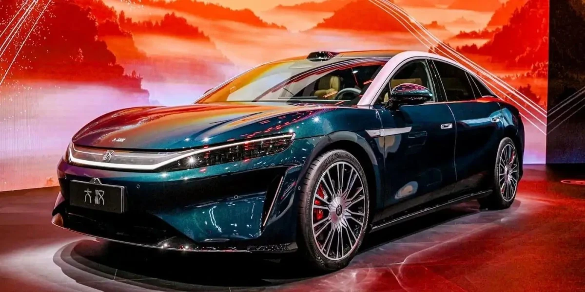 BYD Great Han elektrikli sedanın önden üç çeyrek görünümü