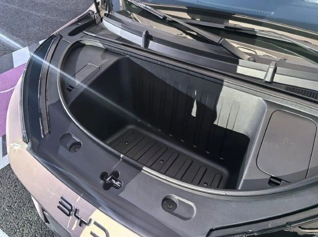 BYD Seagull’ın ön bagaj bölmesi açık halde görülüyor
