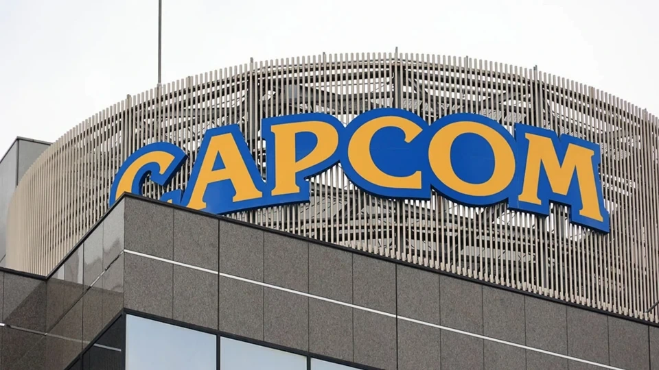 Bir binanın cephesinde yer alan Capcom logosu